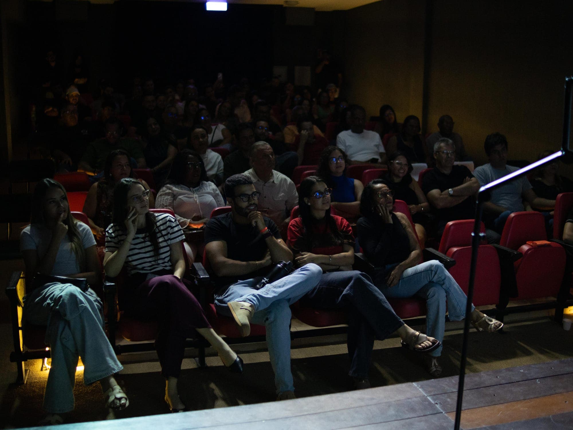 Plateia sentada assistindo ao show de perto