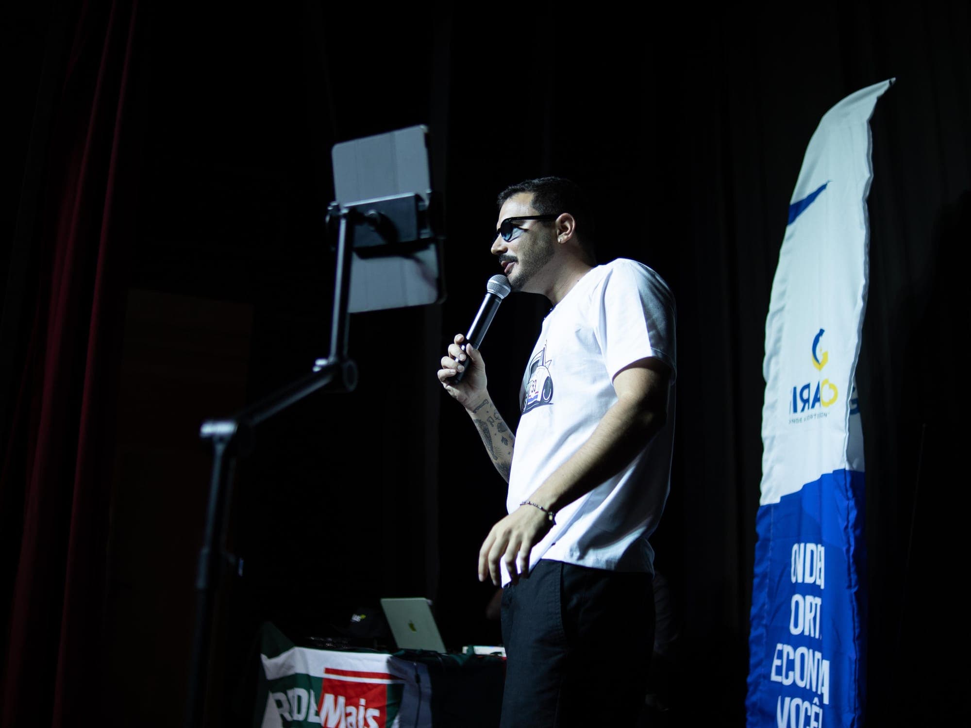 Igor falando ao microfone ao lado do suporte de tablet