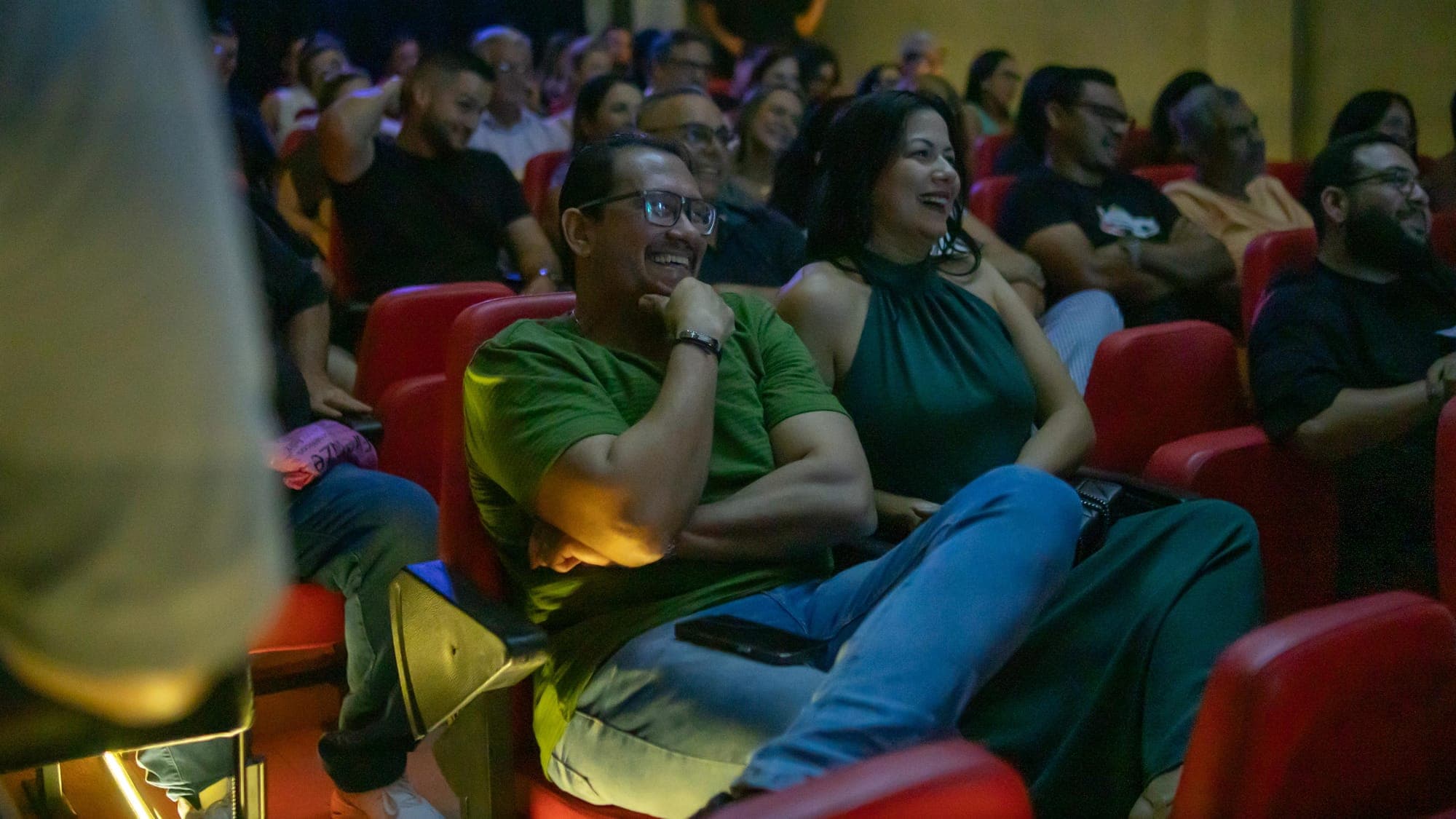 Casal na plateia rindo durante o show